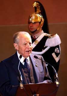 Il Presidente della Repubblica Carlo Azeglio Ciampi durante il suo intervento al Teatro Cicognini