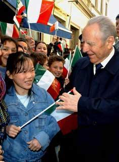 Il Presidente della Repubblica Carlo Azeglio Ciampi con i giovani della cittadina toscana