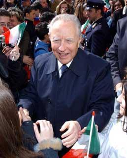 Il Presidente della Repubblica Carlo Azeglio Ciampi al suo arrivo a Prato