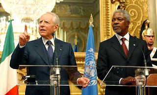Il Presidente della Repubblica Carlo Azeglio Ciampi con il Segretario generale delle Nazioni Unite Kofi Annan durante le dichiarazioni alla stampa