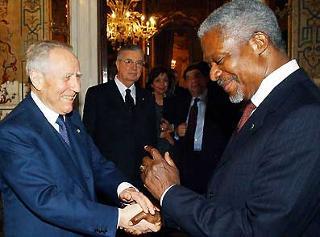Il Presidente della Repubblica Carlo Azeglio Ciampi con Kofi Annan, Segretario generale delle Nazioni Unite, al termine dell'incontro stampa in videoconferenza, al Quirinale
