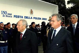 Il Presidente Ciampi passa in rassegna il reparto d'onore accompagnato dal Ministro dell'Interno Claudio Scajola, dal Capo della Polizia Gianni De Gennaro e dal Consigliere Militare Sergio Biraghi