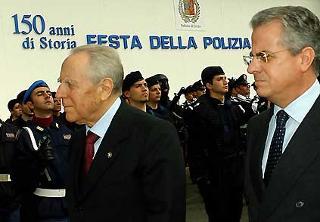 Il Presidente Ciampi passa in rassegna il reparto d'onore schierato al suo arrivo insieme al Ministro dell'Interno Claudio Scajola