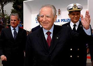 Il Presidente Ciampi al termine della cerimonia della Festa della Polizia di Stato
