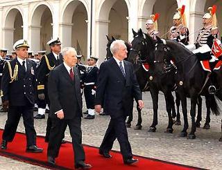 Il Presidente Ciampi con il Presidente della Repubblica Federale di Germania Johannes Rau, durante la cerimonia ufficiale di benvenuto