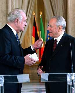 Il Presidente Ciampi con il Presidente della Repubblica Federale di Germania Johannes Rau, durante l'incontro con la stampa a Palazzo del Quirinale