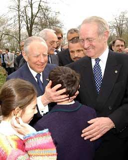 Il Presidente Ciampi e il Presidente della Repubblica Federale di Germania Johannes Rau mentre salutano i due bambini che hanno deposto i due mazzi di fiori sui resti dei gradini dell'Altare della Chiesa di S.Martino