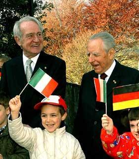 Il Presidente Ciampi con il Presidente della Repubblica Federale di Germania Johannes Rau, al loro arrivo al seminario di Villa Vigoni sul tema l''Italia e la Germania in Europa&quot;