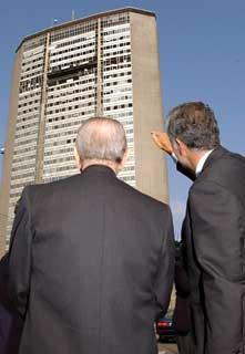 Il Presidente Ciampi con Roberto Formigoni, Presidente della Giunta Regionale della Lombardia, davanti al grattacielo Pirelli