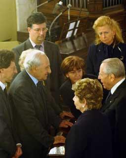 Il Presidente Ciampi con la moglie Franca ed i familiari di Alessandra Santocito, l'avvocatessa perita nell'incidente del &quot;Pirellone&quot;