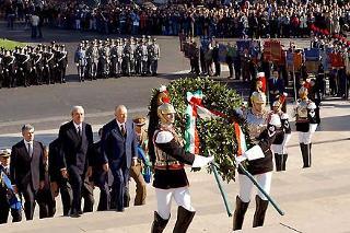 Il Presidente Ciampi ascende la Scalea del Vittoriano per deporre una corona d'alloro al Milite Ignoto in occasione del 57° Anniversario della Liberazione