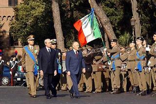 Il Presidente Ciampi passa in rassegna un Reparto d'Onore in occasione del 57° Anniversario della Liberazione