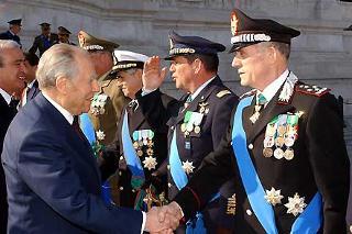 Il Presidente Ciampi saluta il Comandante Generale dell'Arma dei Carabinieri Ten. Gen. Guido Bellini al termine della cerimonia all'Altare della Patria in occasione del 57° Anniversario della Liberazione