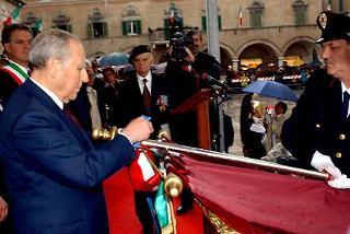 ll Presidente Ciampi consegna la Medaglia d'Oro al Valor Militare al Gonfalone della Città di Ascoli Piceno