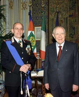 Il Presidente Ciampi con il nuovo Comandante Generale dell'Arma dei Carabinieri Ten. Gen. Guido Bellini, al Quirinale