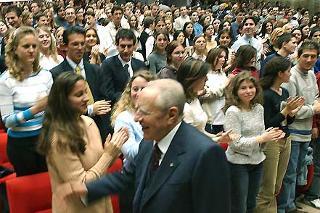 Il Presidente Ciampi accolto dagli studenti dell'Istituto Tecnico Commerciale Zanon durante la visita alla città friulana