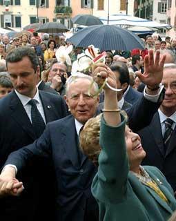 Il Presidente Ciampi e la moglie Franca rispondono al saluto dei cittadini del capoluogo friulano