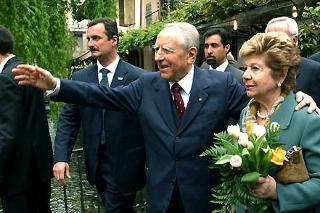 Il Presidente Ciampi con la moglie Franca a passeggio per le strade della città