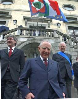 Il Presidente Ciampi lascia il Castello, al termine dell'intervento alle Autorità Istituzionali, Civili e Militari