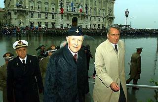Il Presidente Ciampi al suo arrivo in Piazza Unità d'Italia in occasione della Festa dell'Esercito