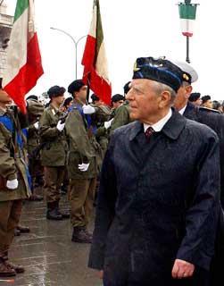 Il Presidente Ciampi passa in rassegna un reparto d'onore in Piazza dell'Unità d'Italia, in occasione della Festa dell'Esercito