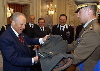 Il Presidente della Repubblica Carlo Azeglio Ciampi riceve la divisa di Autiere adottata nel 1941 dai Sottotenenti, in occasione della Festa dell'Esercito