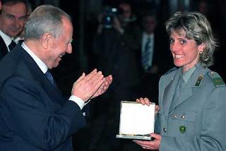 Il Presidente Ciampi con Stefania Belmondo durante la cerimonia di premiazione al Quirinale