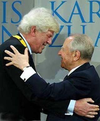 Il Presidente Ciampi con Wim Duisenberg subito dopo aver pronunciato la Laudatio, in occasione della consegna del Premio Carlo Magno al Presidente della Banca Centrale Europea