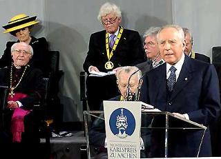 Il Presidente Ciampi mentre pronuncia la Laudatio, in occasione della cerimonia di conferimento della 52° edizione del Premio Carlo Magno. Nella foto: S.M. la Regina Giuliana d'Olanda ed il Presidente della Banca Centrale Europea, Wim Duisemberg, a cui è stato consegnato, per l'Euro, l'ambito riconoscimento