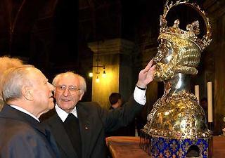 Il Presidente Ciampi, accompagnato dal Prevosto del Duomo, osserva un busto d'oro e pietre preziose di Carlo Magno