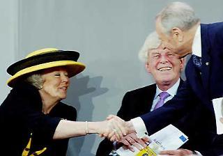 Il Presidente Ciampi saluta S.M. la Regina Beatrice d'Olanda. Al centro, Wim Duisenberg, Presidente della Banca Centrale Europea, durante la cerimonia di conferimento del Premio "Carlo Magno"