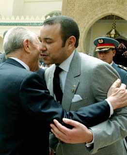 L'abbraccio tra il Presidente Ciampi e S.M. il Re Mohammed VI al termine della cerimonia di commiato a Palazzo Reale