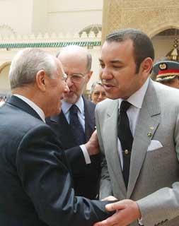 L'abbraccio tra il Presidente della Repubblica Italiana Carlo Azeglio Ciampi e S.M. il Re Mohammed VI al termine della cerimonia di commiato a Palazzo Reale