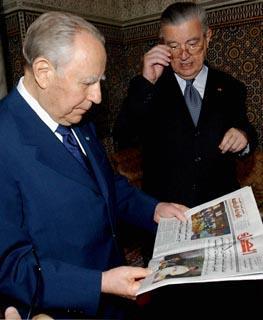 Il Presidente Ciampi, con a fianco il Segretario generale del Quirinale Gaetano Gifuni, osserva un giornale in lingua araba con le immagini della sua visita in Marocco