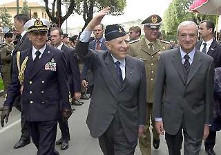Il Presidente Ciampi alla fine della cerimonia del 21° Raduno Nazionale Autieri d'Italia saluta la cittadinanza intervenuta.