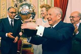 Il Presidente Ciampi, mostra il pallone d'argento, autografato dai giocatori della nazionale di calcio, durante l'incontro al Quirinale