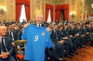 Il Presidente Ciampi tra i giocatori della nazionale, durante la cerimonia di saluto al Quirinale, prima della partenza per l'avventura mondiale