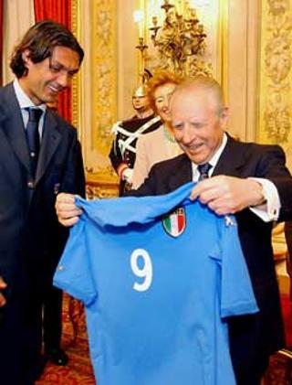 Il Presidente Ciampi con Paolo Maldini e l'omaggio della nazionale italiana di calcio, durante la cerimonia di commiato al Quirinale prima dell'avventura mondiale