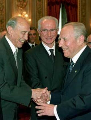 Il Presidente Ciampi durante la cerimonia al Quirinale per la partenza della Nazionale Italiana di Calcio per i Mondiali 2002, si intrattiene con Enzo Bearzot e Azeglio Vicini