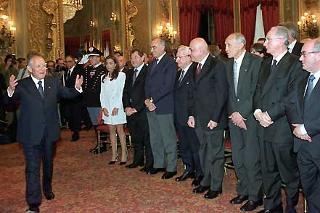 Il Presidente Ciampi saluta i dirigenti ed i tecnici presenti all'incontro con i Calciatori della Nazionale Italiana