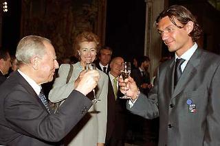 Il Presidente Ciampi brinda con Paolo Maldini, capitano della Nazionale Italiana di Calcio, e il Ministro della Pubblica Istruzione Letizia Moratti, durante la cerimonia di commiato al Quirinale