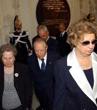 Il Presidente Ciampi con le sorelle del Magistrato Giovanni Falcone, al termine della cerimonia commemorativa per il decimo anniversario della sua scomparsa