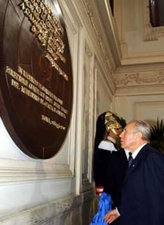 Il Presidente Ciampi davanti alla targa commemorativa, in ricordo di Giovanni Falcone, nel decimo anniversario della scomparsa