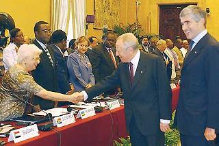 Il Presidente Ciampi accompagnato dal Presidente della Camera Pierferdinando Casini, saluta i Presidenti delle Delegazioni partecipanti alla Giornata parlamentare Italia-Africa