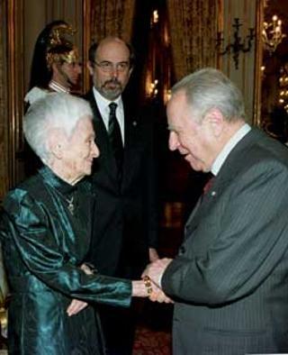 Il Presidente Ciampi saluta Rita Levi Montalcini, Presidente onorario della AISM e FISM in occasione della 3^ Edizione della Settimana Nazionale della Sclerosi Multipla. Al centro della foto Mario Alberto Battaglia Presidente Nazionale AISM e FISM