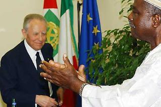 Il Presidente Ciampi, al termine del suo intervento, in occasione del 39° Anniversario della fondazione dell'Organizzazione dell'Unità Africana, applaudito dal Decano del Corpo Diplomatico Africano S.E. Michael Tabong Kima