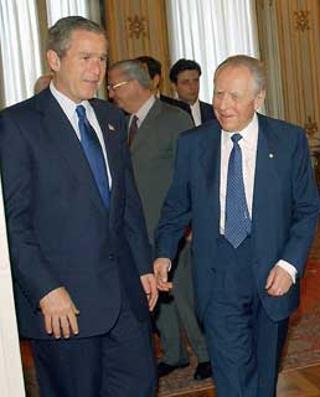 Il Presidente Ciampi con George W. Bush, Presidente degli Stati Uniti d'America, al termine dei colloqui al Quirinale