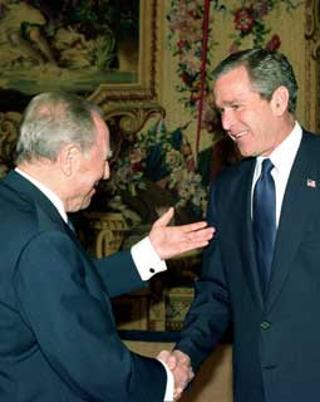 Il Presidente Ciampi accoglie George W. Bush , Presidente degli Stati Uniti d'America, al suo arrivo al Quirinale