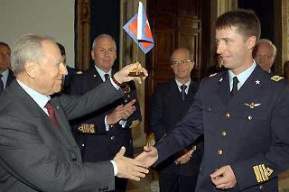 Il Presidente Ciampi riceve dal Ten. Col. Roberto Vittori lo Stendardo Presidenziale portato nello spazio a bordo della Soyuz