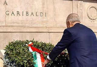 Il Presidente Ciampi depone una corona d'alloro sul monumento a Giuseppe Garibaldi, nel 120° anniversario della morte dell'eroe